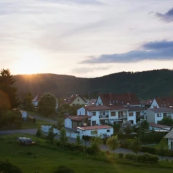 Die Stadt Ilmenau im Sonnenuntergang